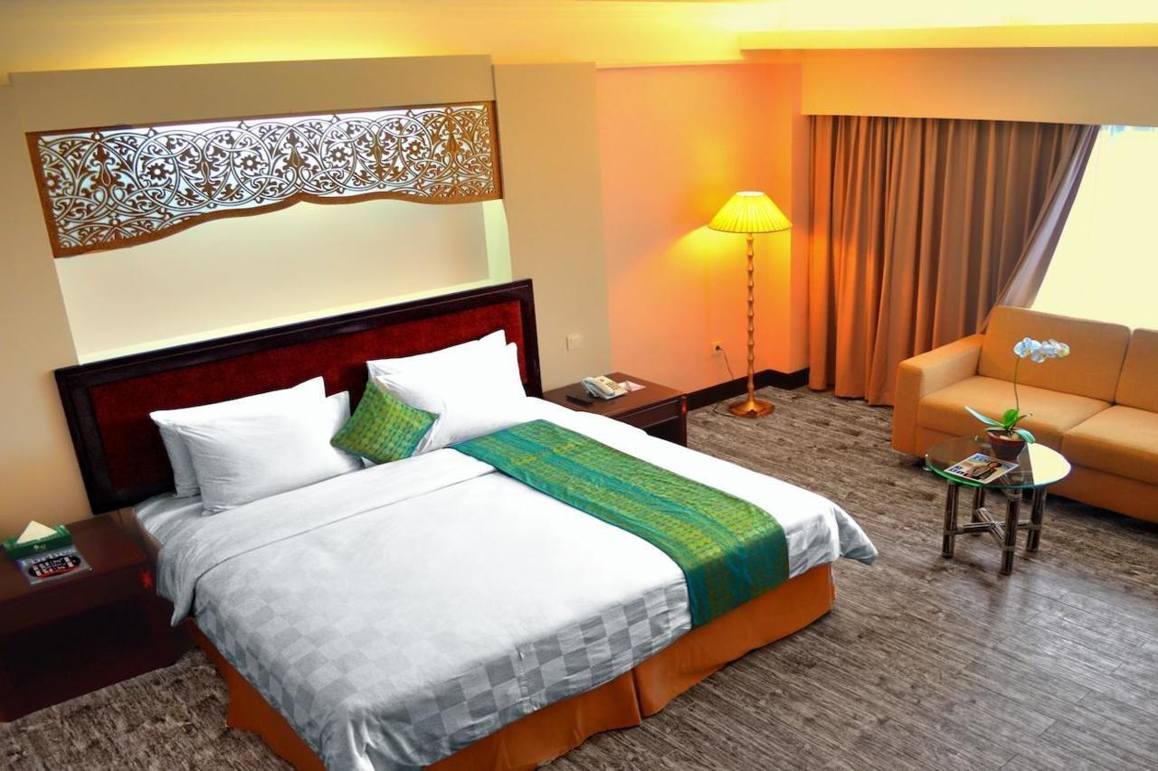 Kyriad Bumiminang Hotel Padang  Exterior photo