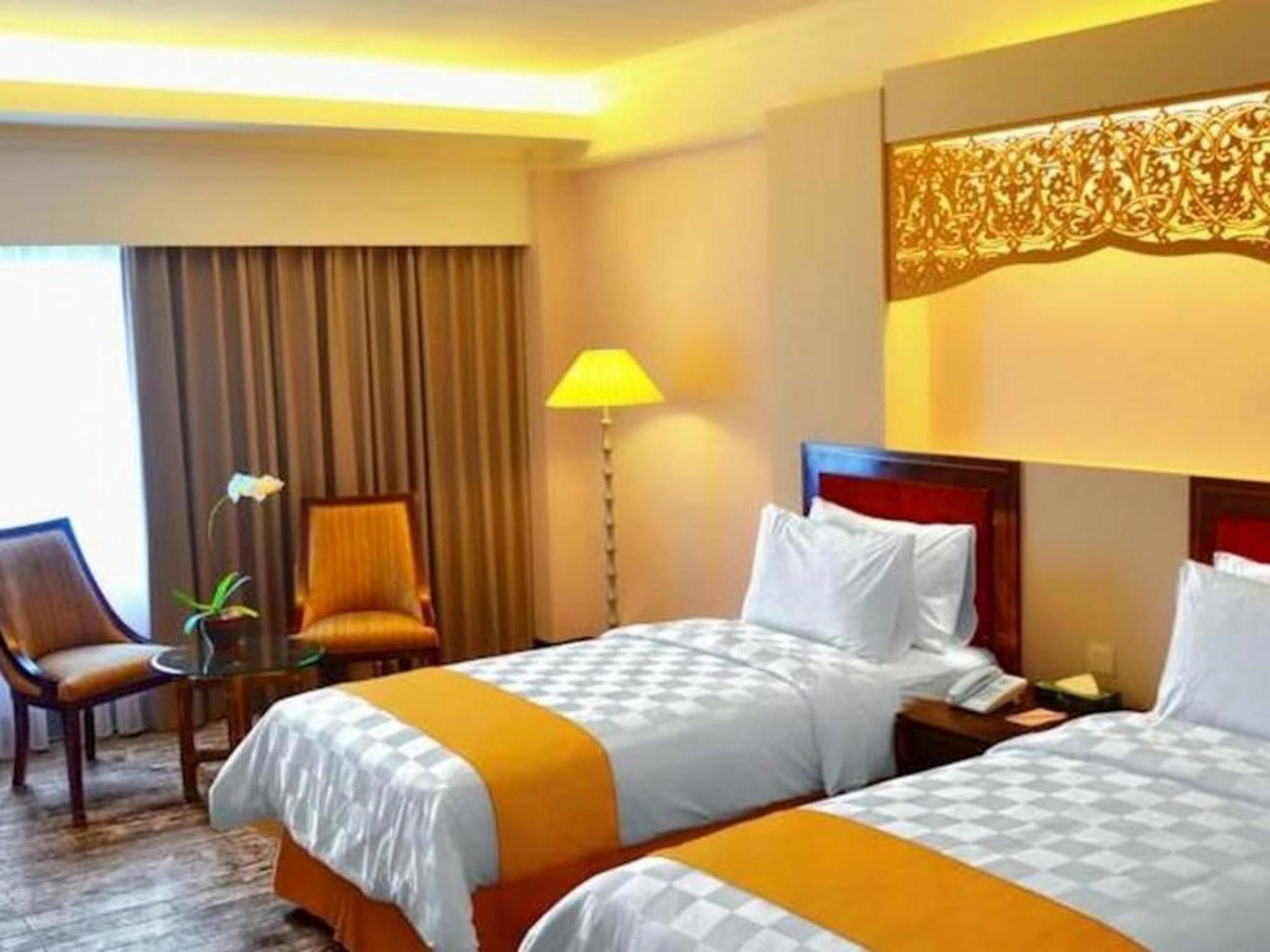 Kyriad Bumiminang Hotel Padang  Exterior photo