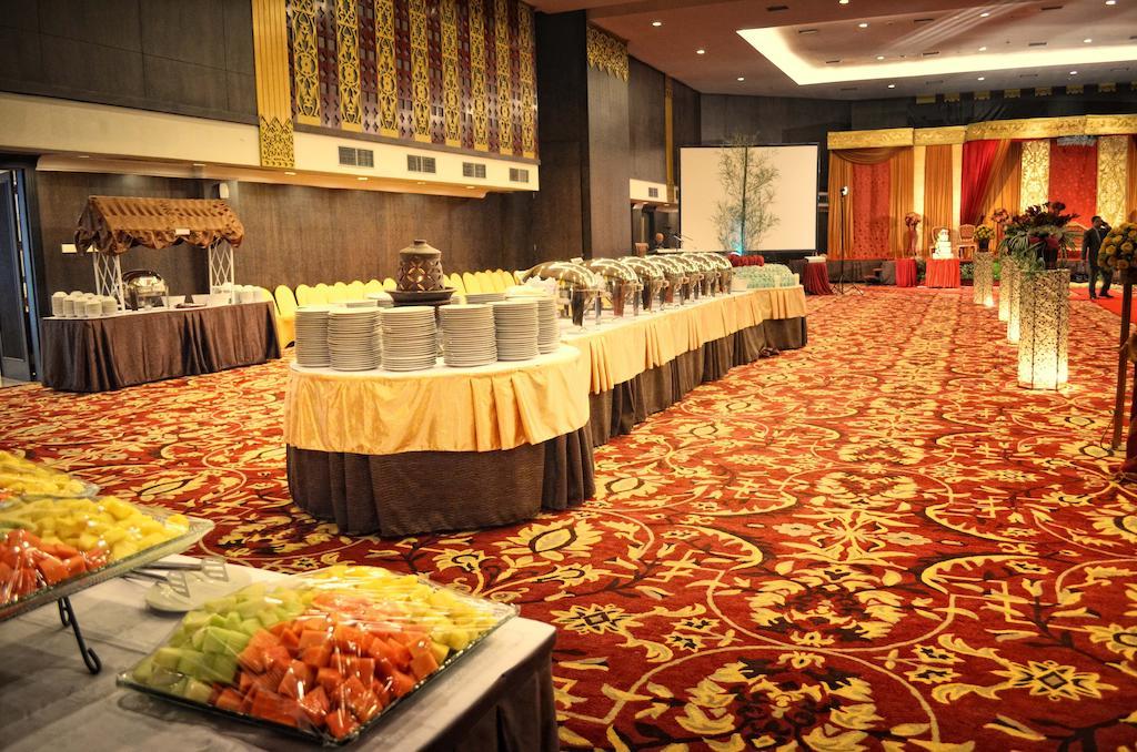 Kyriad Bumiminang Hotel Padang  Exterior photo